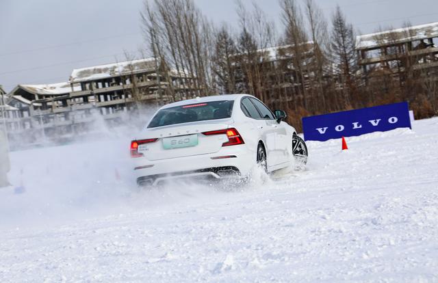 体验可控的底气与失控的乐趣，冰雪试驾沃尔沃S60 T8