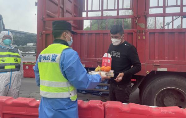 7天没吃“饭”了……34岁货车司机在杭州高速口号啕大哭！浙江一地通知：不随意劝返