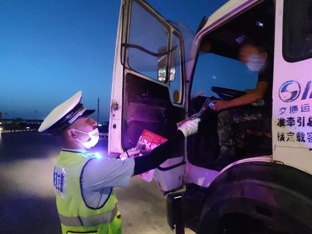 货车专项整治丨新疆高速交警开展亮尾工作