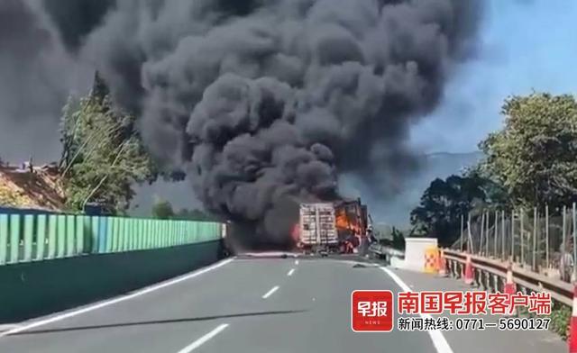泉南高速一辆厢式货车撞上护栏，油箱发生爆裂起火……