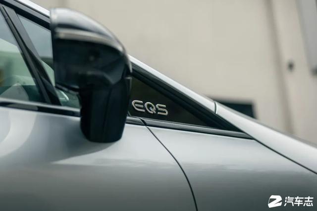 比奔驰S级更安静平顺的EQS，车主花150万该坐后排还是自己开？