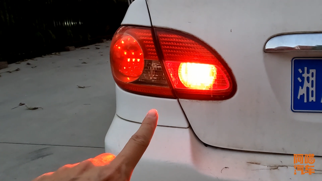 车子只有一个倒车灯，为何就不能装两个？减配吗？告诉你根本原因