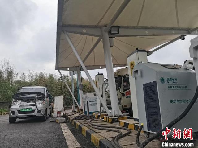 一批充电桩在重庆高速路网投用 解决新能源汽车“充电难”