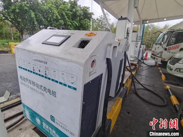一批充电桩在重庆高速路网投用 解决新能源汽车“充电难”