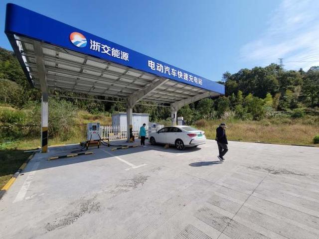 新能源车主们，浙江高速服务区的充电桩已准备好了，十一假期“放马”过来