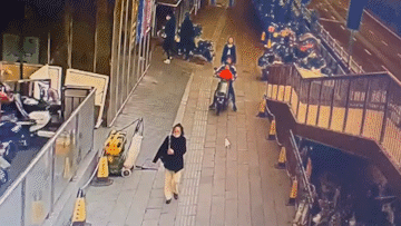 杭城街头，一男孩被陌生男子抱上电动车……