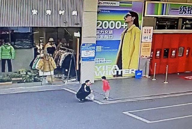 杭城街头，一男孩被陌生男子抱上电动车……
