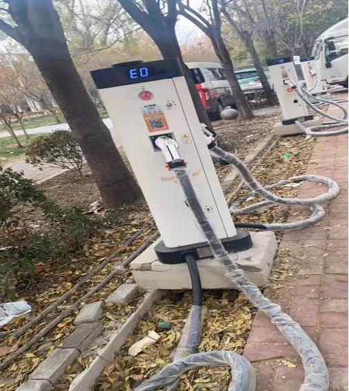 郑州金水区莫名出现25个充电桩，疑似占用绿化带建设，多部门都表示“不知情”