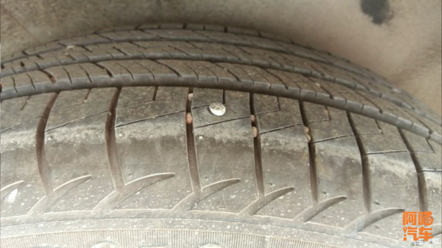 轮胎上面卡小碎石要清理吗？有没有平安隐患，看看老司机的做法