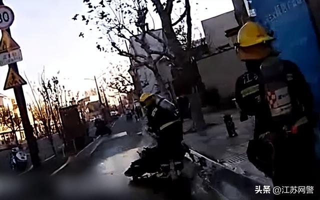 江苏苏州：骑行路上突发意外！电动自行车变“火烧”公安消防携手处置！