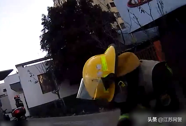 江苏苏州：骑行路上突发意外！电动自行车变“火烧”公安消防携手处置！