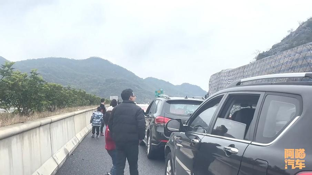 从广东北上的车，为何会堵在湖南高速，何时才能不堵？