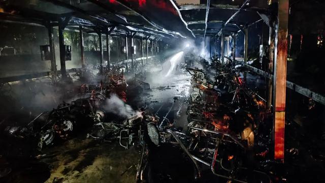 事发凌晨！100多辆电动自行车被烧成空壳！