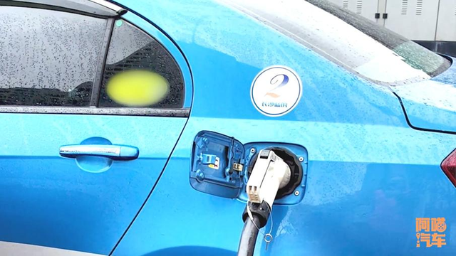 新能源车共用一个充电桩，充电会变慢吗？现场测试给你看就清楚了