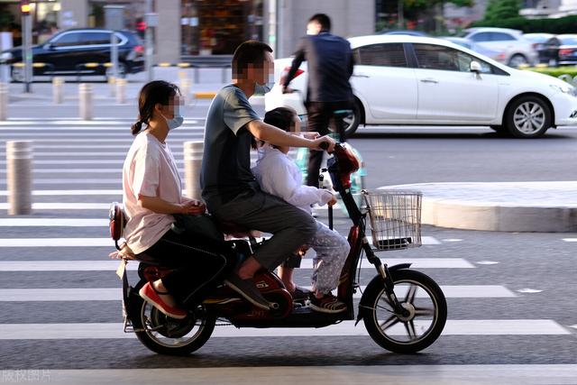 7月1日起，电动自行车新规来了，尤其要注意骑车带人规定