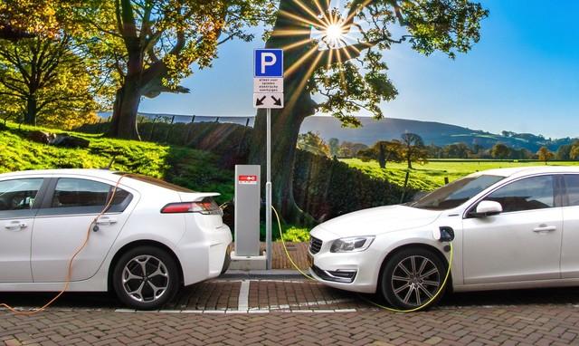 我国新能源汽车市场势头强劲，充电桩数量超660万台
