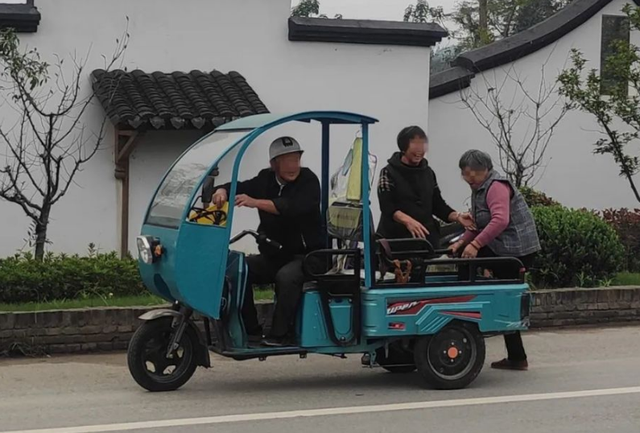 老年人可以笑了！超70岁骑电动车，只有2种车不能骑，有7种可以骑