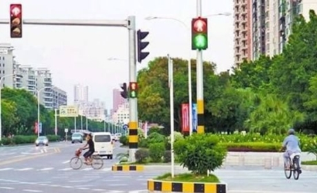 发现红灯时已过斑马线怎么办?